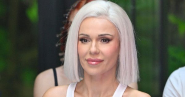 Doda siedzi w fotelu jurora "The Voice of Poland". Zdjęcie nie kłamie