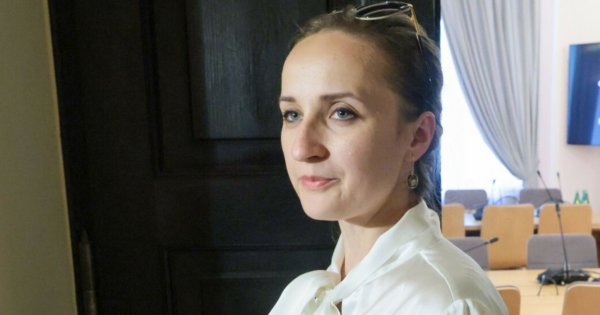 Bosa Karina od Krzysztofa to miłośniczka koszul. Satynowych, białych, kolorowych. Tak pojawia się na Wiejskiej