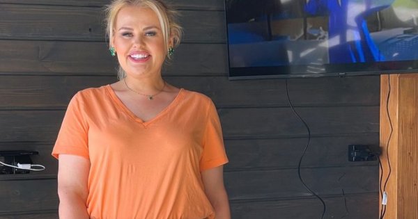 Odmieniona Kinga Zawodnik pluska się w basenie. "Przypominasz aktorkę Magdalenę Stużyńską"