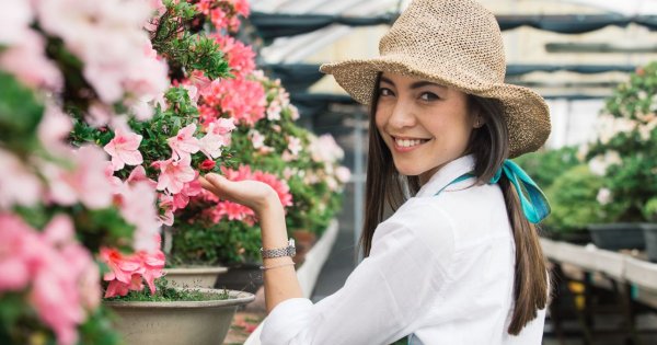 "Sąsiadka chyba ma chętkę na mojego męża. Cały czas go obserwuje i paraduje w mini za ogrodzeniem"