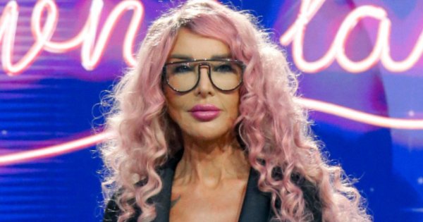 Landrynkowa Ewa Minge zachwyca w zwiewnej spódnicy i loczkach. Wygląda jak Barbie