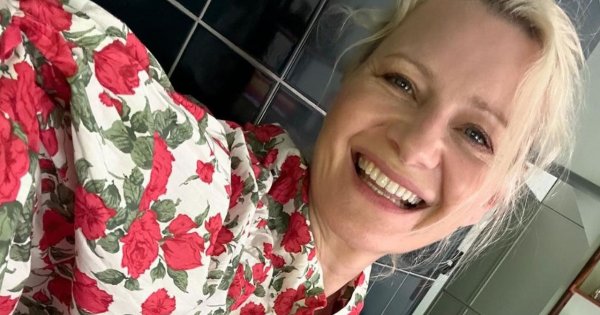 Małgorzata Kożuchowska spaceruje z młodszą siostrą po paryskich alejach. Panie są do siebie szalenie podobne