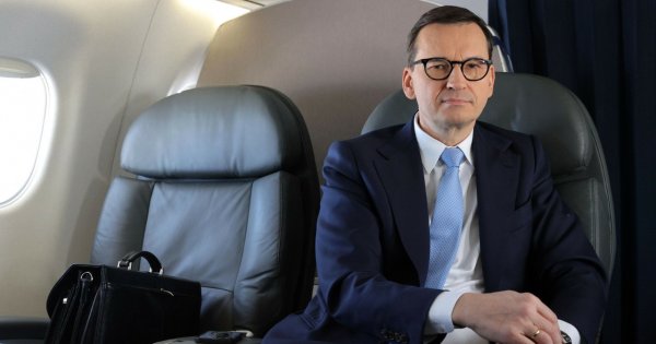 Mateusz Morawiecki w przestworzach. Udał się w podróż samolotem, a sieć zalały memy