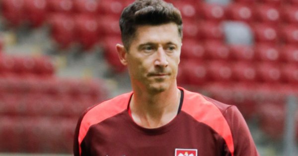 Robert Lewandowski może mieć "lewą" magisterkę. Zdał nieistniejące przedmioty [memy]