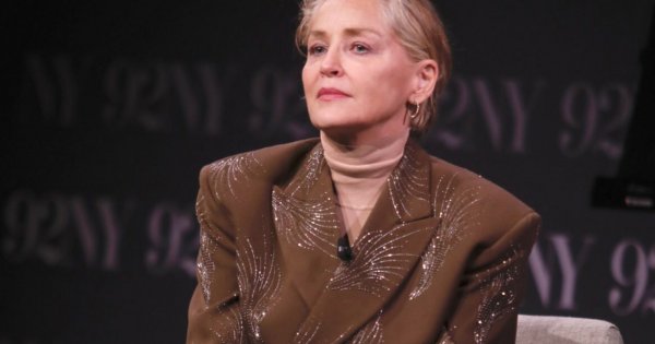 66-letnia Sharon Stone coraz młodsza. Zapozowała topless malując obraz