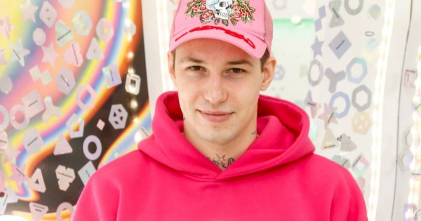 Żabson zgolił włosy fankom podczas koncertu. Internauci nie kryją oburzenia: "Masakra" [wideo]