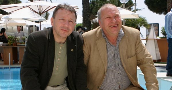 Zbigniew Zamachowski jak "zbłąkany turysta" na pogrzebie Stuhra. Kontrowersyjna stylizacja