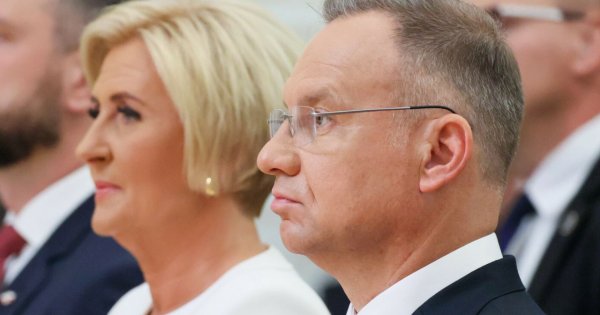 Agatka wystroiła się do kościoła jak na pokaz mody. Odsłoniła nogi w białej spódnicy