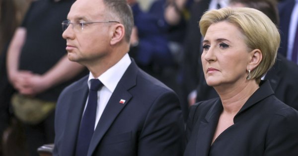 Agatka wskoczyła we wzorzystą kieckę. Ani krój, ani kolor, ani wzór, nic tu nie pasuje