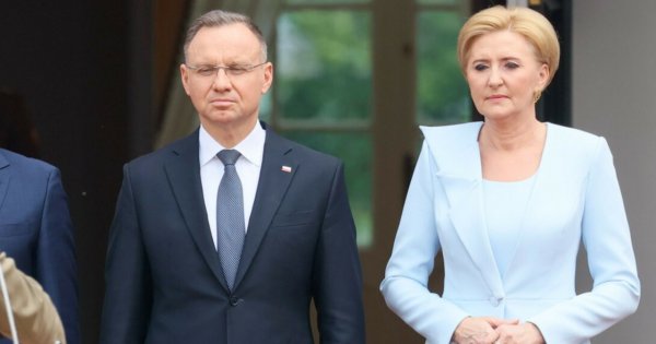 Agatka w limonkowej sukience uśmiecha się tajemniczo jak Mona Lisa