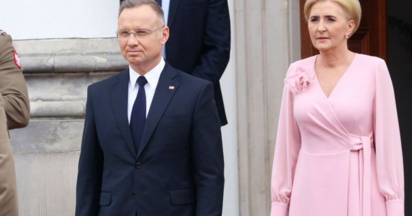 Agatka wskoczyła w białą marynarkę na spotkanie z Powstańcami. Bardzo stylowo