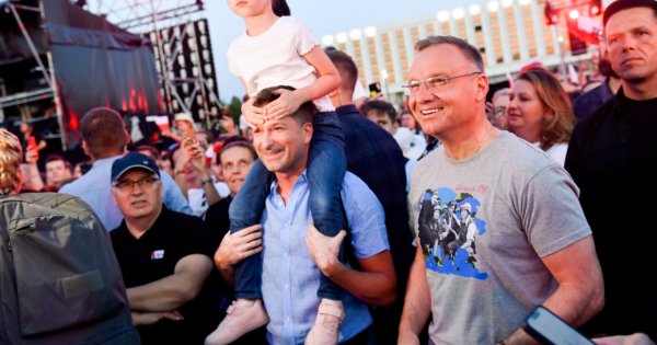 Memiczny Andrzej Duda udał się na koncert w stolicy. Śpiewał ile tchu