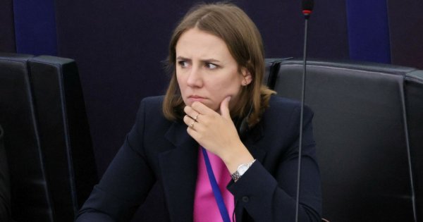 Śliczna Ania stroiła miny w Strasburgu w różowej bluzeczce. Chyba nie była zadowolona