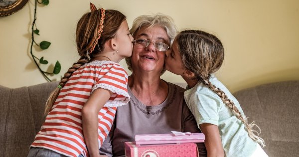 "Zasypuję wnuczki prezentami. Niewdzięczna synowa ciągle kręci nosem. Takiej nie dogodzisz"