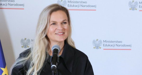 Wyluzowana Basia pokreśliła atuty sylwetki w modnym komplecie. Wskoczyła w obcisłe spodnie i koszule oversize