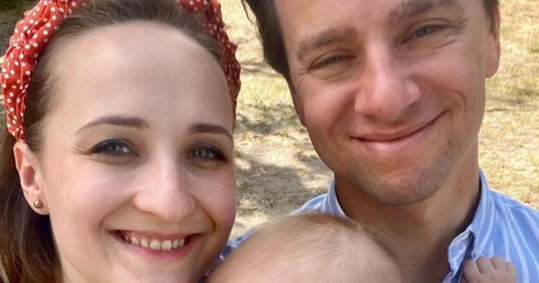 Karina od Krzysia zadała szyku w zielonej kiecce. Opięta stylizacja podkreśliła jej sylwetkę