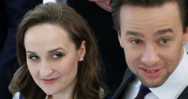 Karina od Krzysia wskoczyła w groszkową kieckę i słomkowy kapelusz. Tak wygląda lato z dziećmi