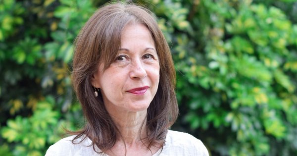 "Mam 70 lat i nie mam zamiaru leżeć w łóżku. Podróżuję i spotykam się z młodszymi facetami"