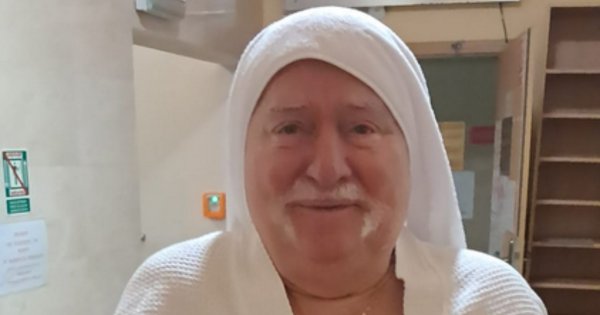 80-letni Lech pozuje w szlafroku, pozdrawiając z turnusu. Internauci tylko na to czekali [memy]