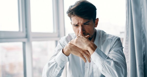 "Zakochałem się w starszej o 13 lat kobiecie. Ona odrzuca moje zaloty, twierdząc, że chodzi mi tylko o jej majątek