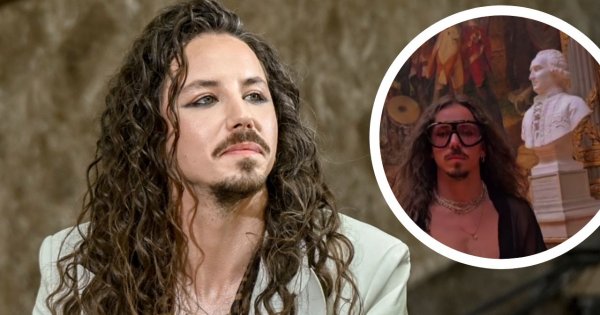 Michał Szpak kręci piruety w paryskim muzeum. Koszula w piórka i głęboki dekolt robią wrażenie