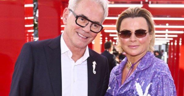 Monika Janowska w samej koszuli bez spodni. Świeciła cekinowymi szortami pod palemką