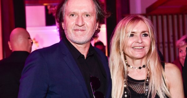 Monika Olejnik w narciarskich goglach i futurystycznym płaszczu bryluje na czerwonym dywanie