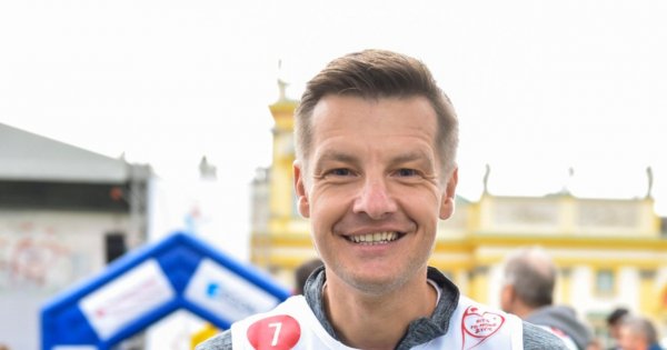 Mieszkania gwiazd: Rafał Mroczek relacjonuje postępy prac na budowie domu. Jest na bogato