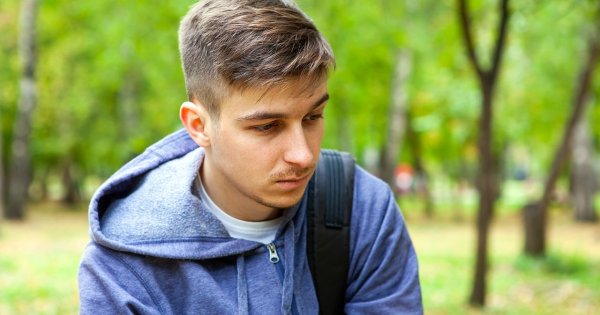 "Narzeczona kumpluje się ze swoim byłym. Chce go nawet zaprosić na nasz ślub, dla mnie to już przesada"