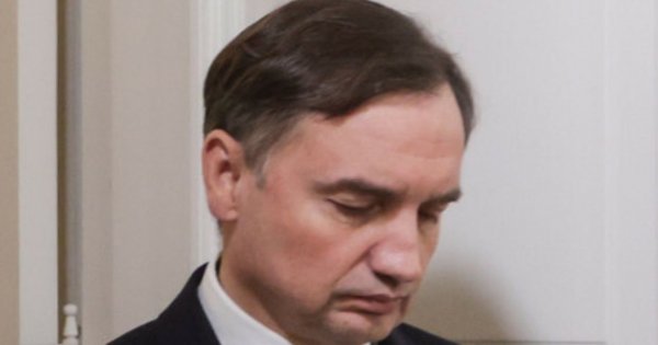 Koniec swawoli Zbyszka. Koledzy z Wiejskiej odebrali mu plakietkę nietykalności i wskazali pobyt w pudle na 30 dni [wideo]