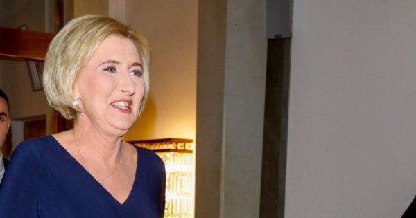 Rozchichotana Agatka w najmodniejszym kroju tego sezonu. Wskoczyła w biały komplecik odznaczający się na opaleniźnie