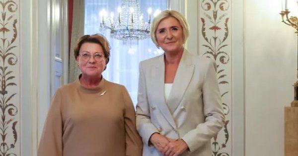 Agatka w złamanej bieli spotkała się z estońską żoną. Te spodnie już gdzieś widzieliśmy
