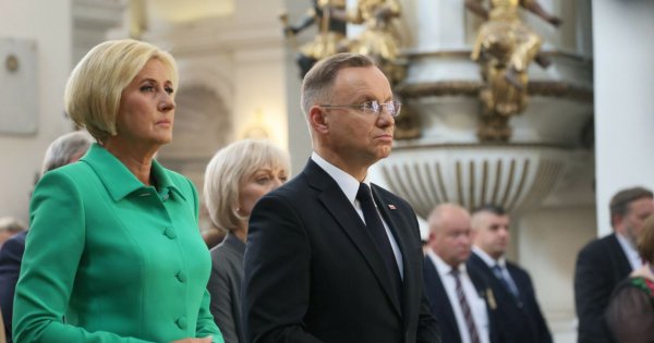 Agata wskoczyła w zieloną garsonkę i poszła na dożynki. Odsłoniła nogi w kościele