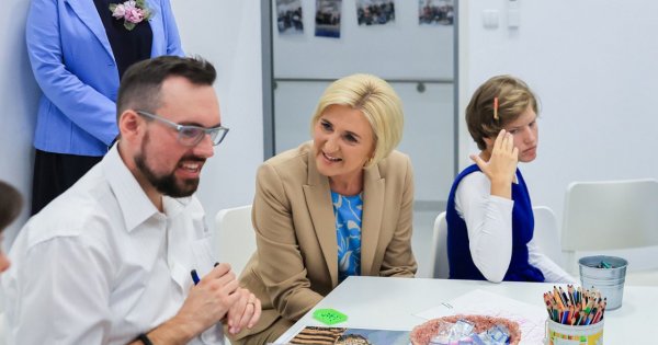 Agata w biszkoptowym komplecie odwiedziła ośrodek dla osób z niepełnosprawnościami