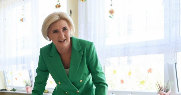 Agata odwiedziła dzieci w przedszkolu. Wskoczyła w rybaczki i zieloną marynarkę