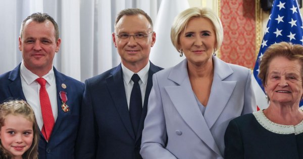 W Ameryce wszystko jest wielkie. Nawet Agata założyła za duży garnitur