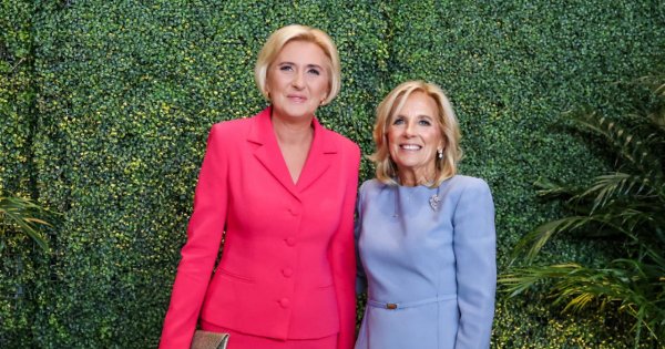 Agata na lunchu z first lejdis z całego świata. Wyraźnie się wyróżniała w różowym wdzianku