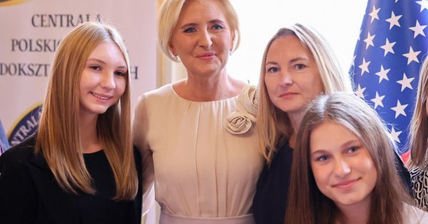 Agata z wielkimi kwiatami przy twarzy czytała "Kordiana" w Ameryce
