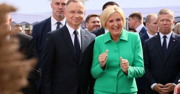Pod wodą znikają wsie i miasta, a Andrzej w tym czasie baluje na dożynkach