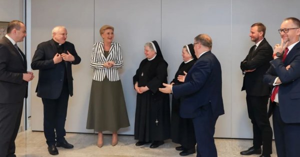 Agatka zadała szyku we wzorzystej sukience midi na spotkaniu z duszpasterzami ze Lwowa
