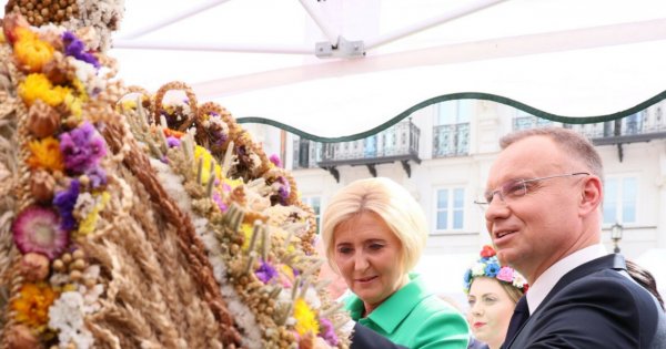 Tu powódź, a tam uśmiechnięty Andrzej bawi się na dożynkach. "To gest podziękowania dla polskich rolników"