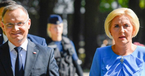 Agata wystrojona jak niezapominajka czytała "Kordiana". Urocza stylizacja w królewskich barwach