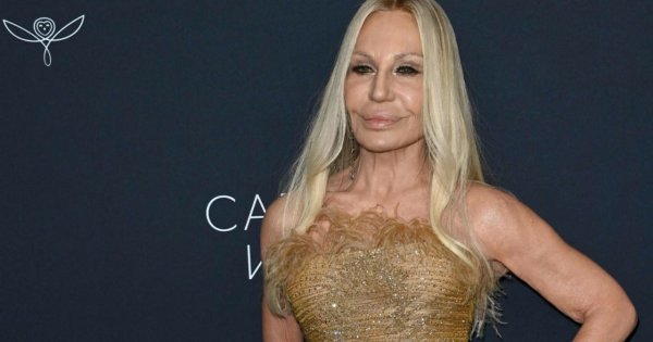 69-letnia Donatella Versace wskoczyła w obcisłą kieckę z piórami. Kompletnie do siebie niepodobna