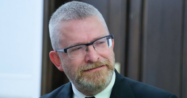 Strażak Grzesiu chciał oratorsko zabłysnąć w Brukseli. Mikrofon wyłączyli mu już po 42 sekundach [wideo]