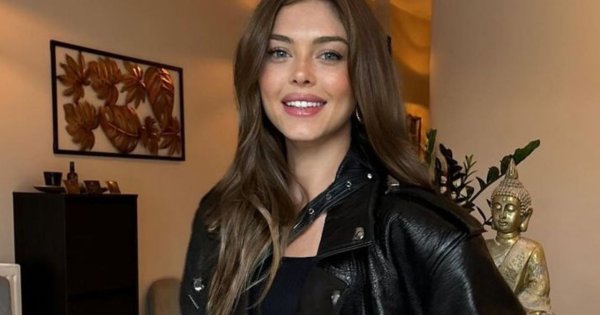 Joanna Opozda zbiera grzyby w rękawiczkach. Towarzyszy jej syn. Ale wyrósł