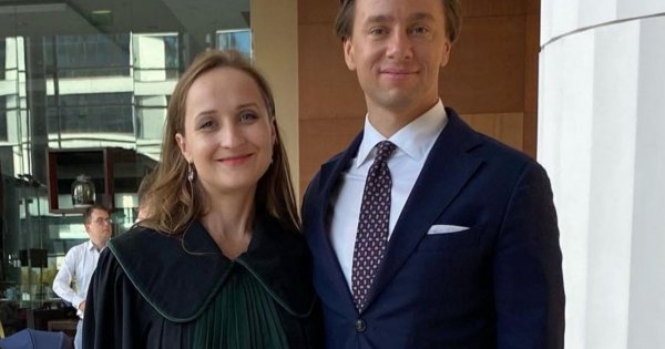 Karina od Krzysia w pięknej sukience na Wiejskiej. Ale ten Krzysiu na nią patrzy