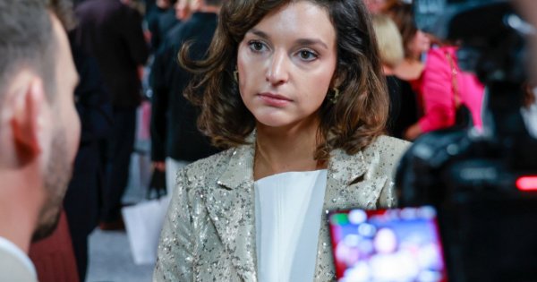 Maria Dębska olśniła w białej mini. Odkryła nogi do nieba i zapozowała na pokazie mody