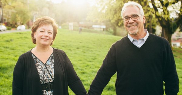 "Tata zaprosił mnie na swój ślub. Ale chyba powinnam być lojalna wobec mojej mamy"