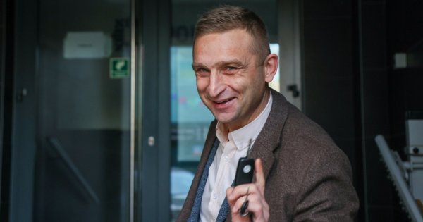 Mili panowie o 6:00 zapukali do domu zaspanego Robercika. Po rewizji sieć zalały memy