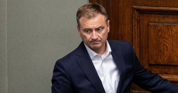 Sławomir od Donka przyszedł na Wiejską w kolorowych adidasach i bez skarpet
